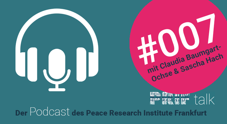 Ein Podcast-Mikrofon und ein Kopfhörer werden abgebildet, untertitelt mit dem Namen das Podcast "PRIF talk". Zusätzlich wird die Episode "#007 mit Claudia Baumgart-Ochse & Sascha Hach" angezeigt. Ein Podcast-Mikrofon und ein Kopfhörer werden abgebildet, untertitelt mit dem Namen das Podcast "PRIF talk". Zusätzlich wird die Episode "#007 mit Claudia Baumgart-Ochse & Sascha Hach" angezeigt.