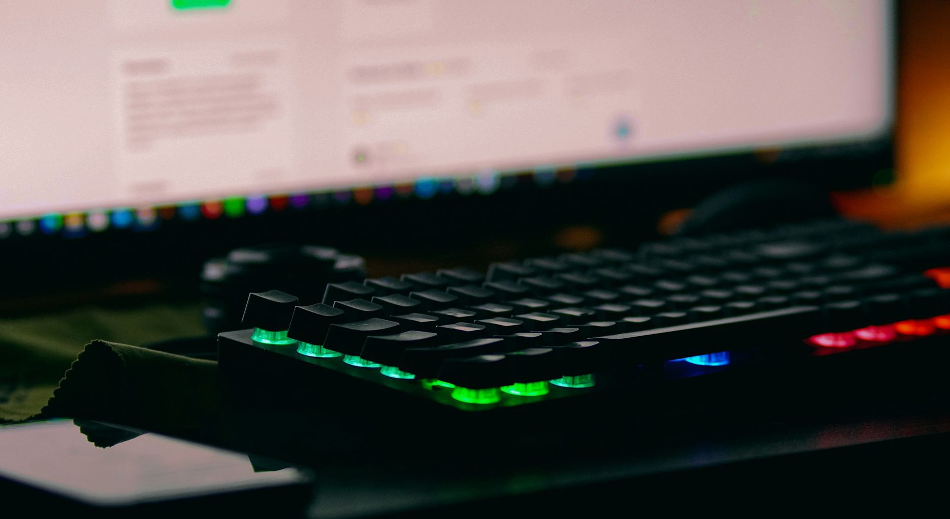 Leuchtende Tastatur vor Computerbildschirm