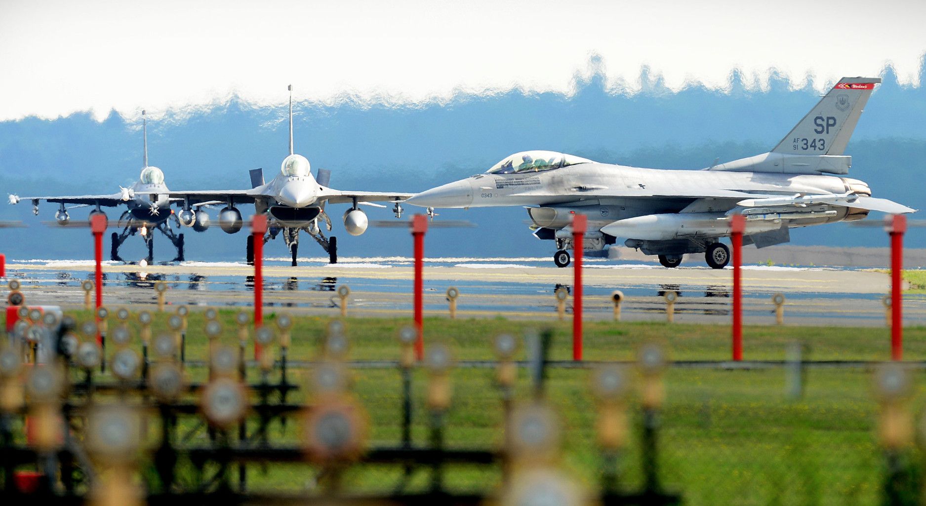 Drei F16-Kampfflugzeuge auf einem Flugplatz