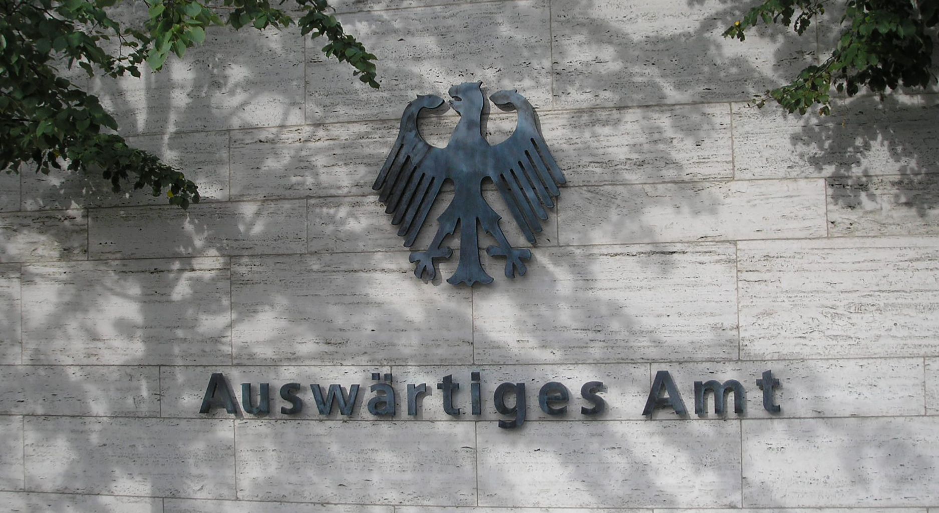 A wall with the the federal eagle and letters Federal Foreign Office (in German)