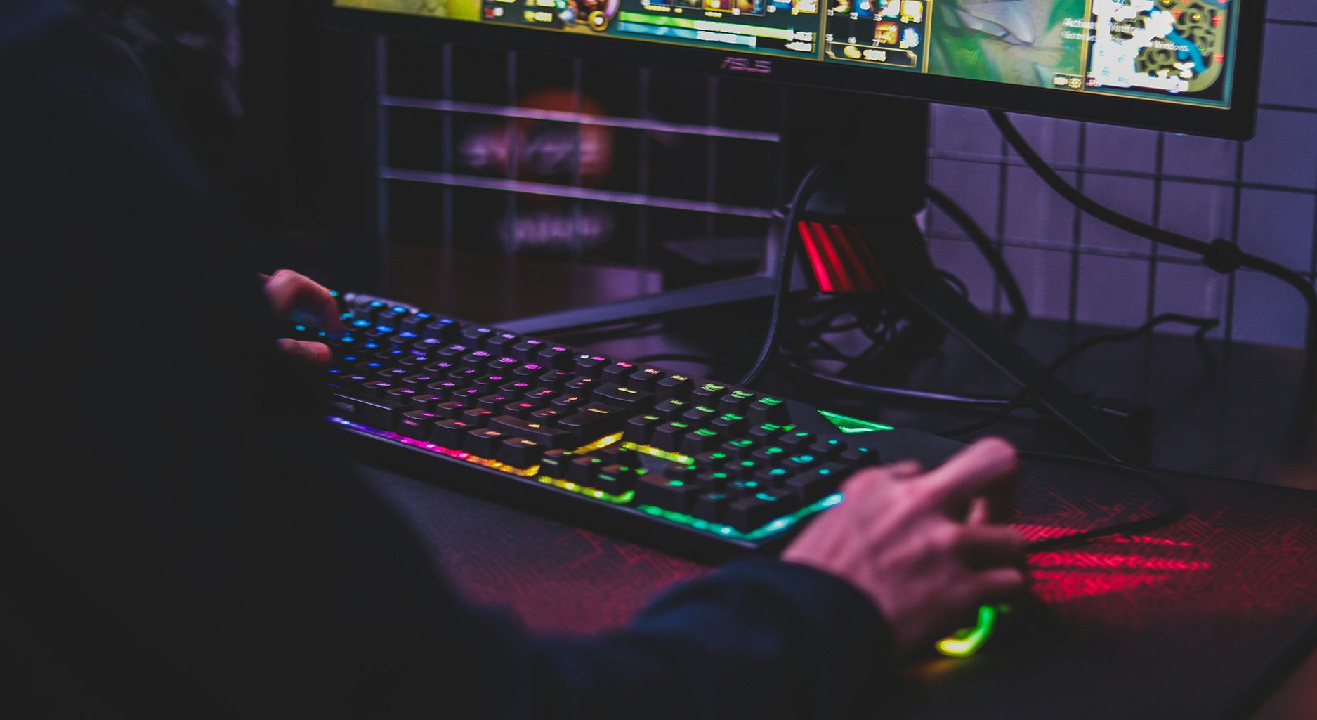 Eine Person spielt ein Computerspiel.