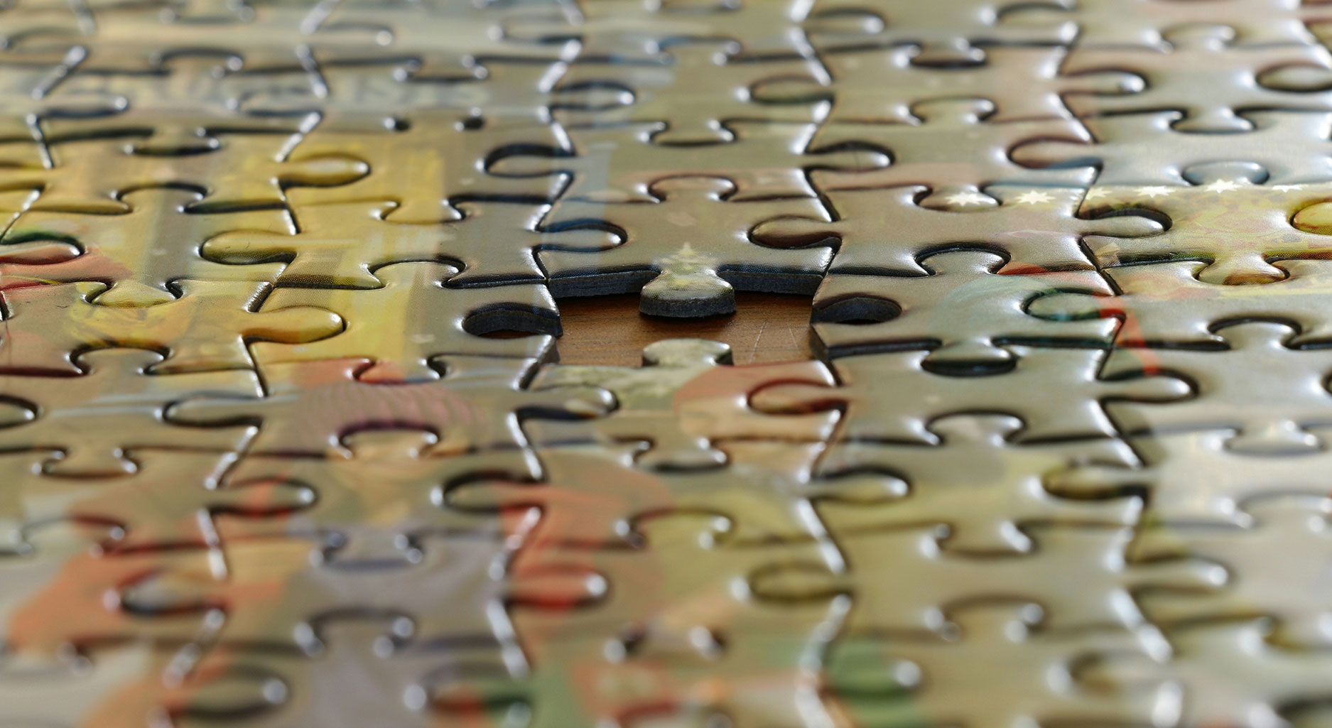 Ein Puzzle, in dem ein Teil fehlt