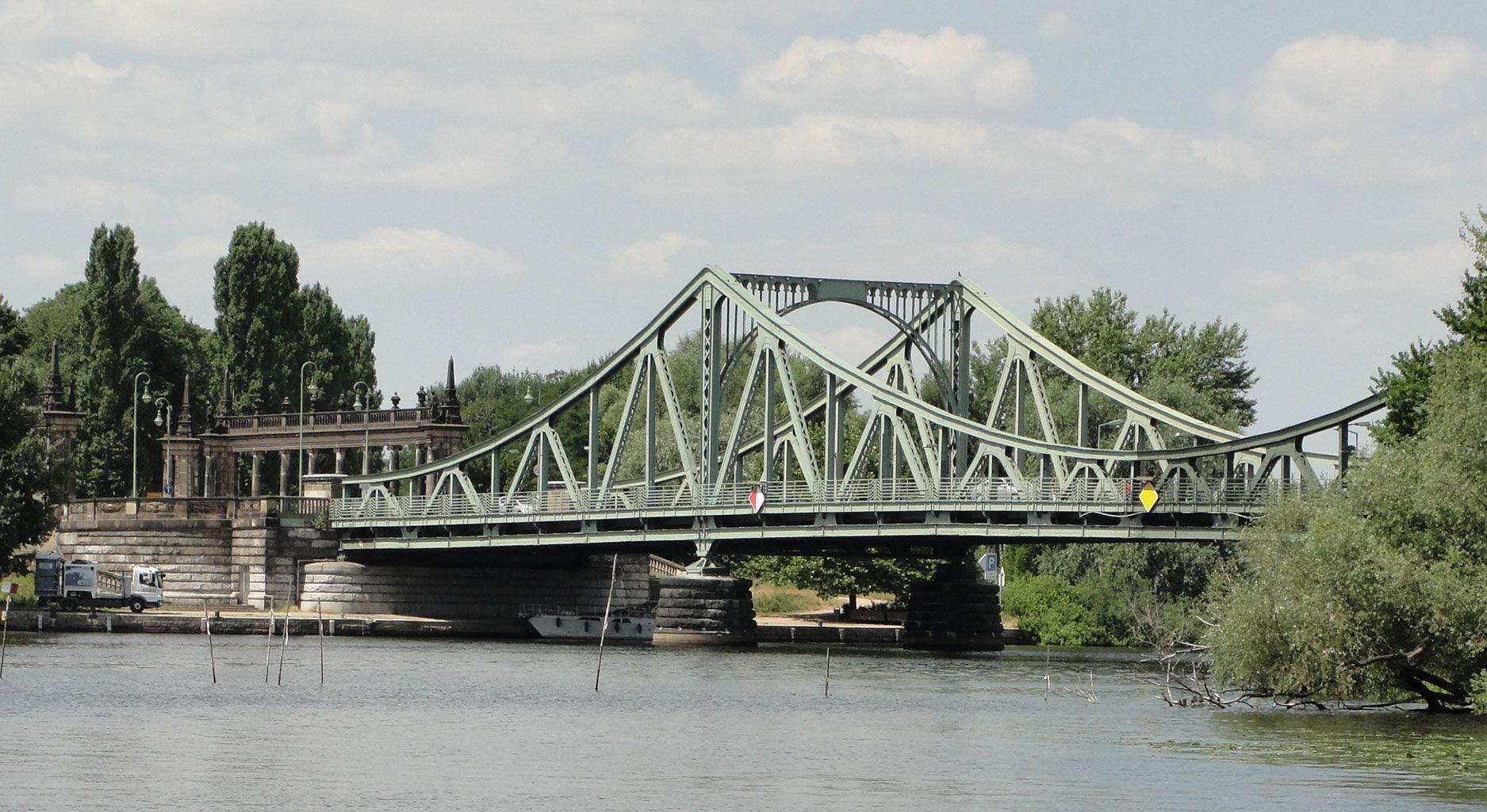Bild einer Brücke über einem Fluss