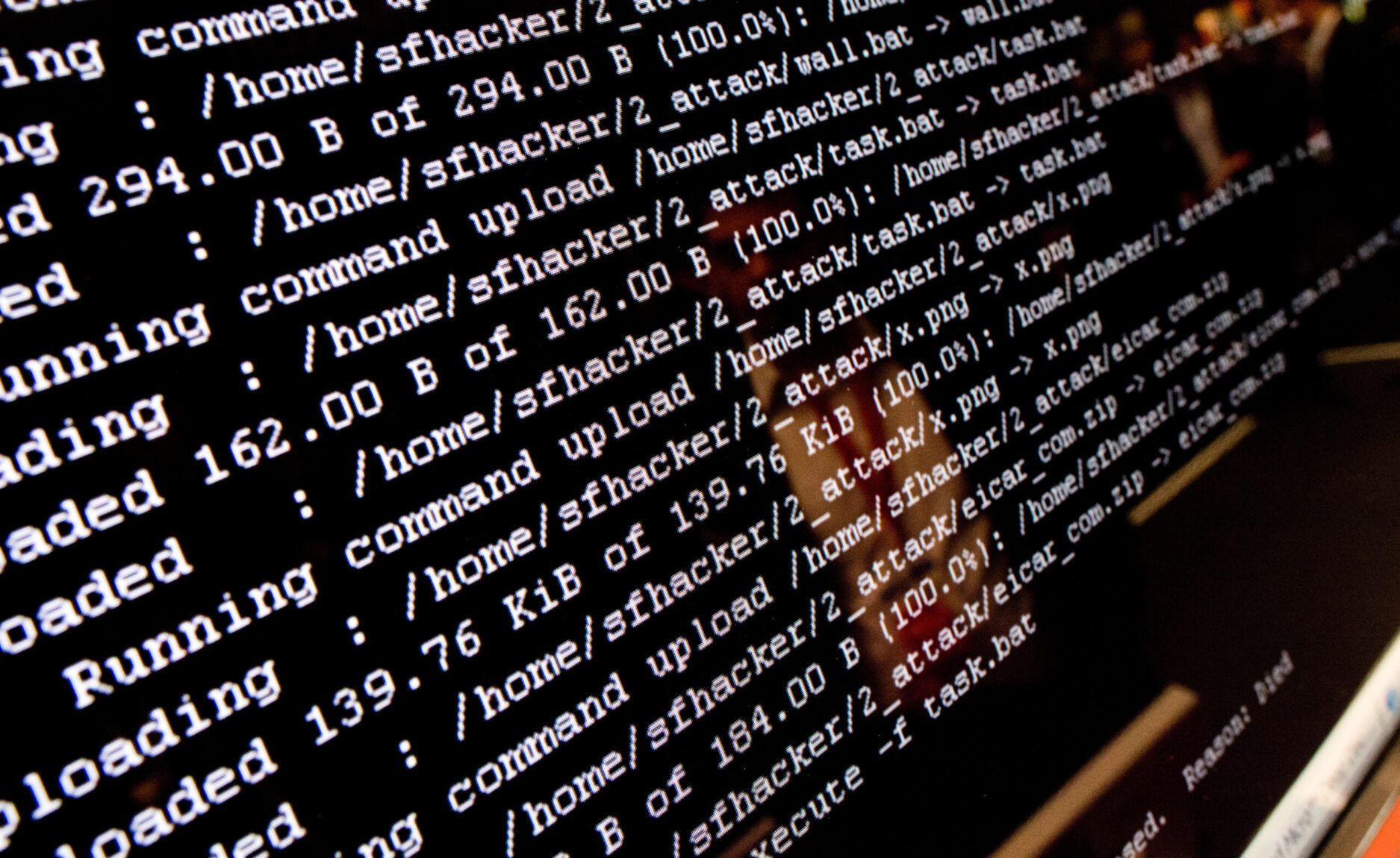 Foto eines Monitors mit Befehlscodes