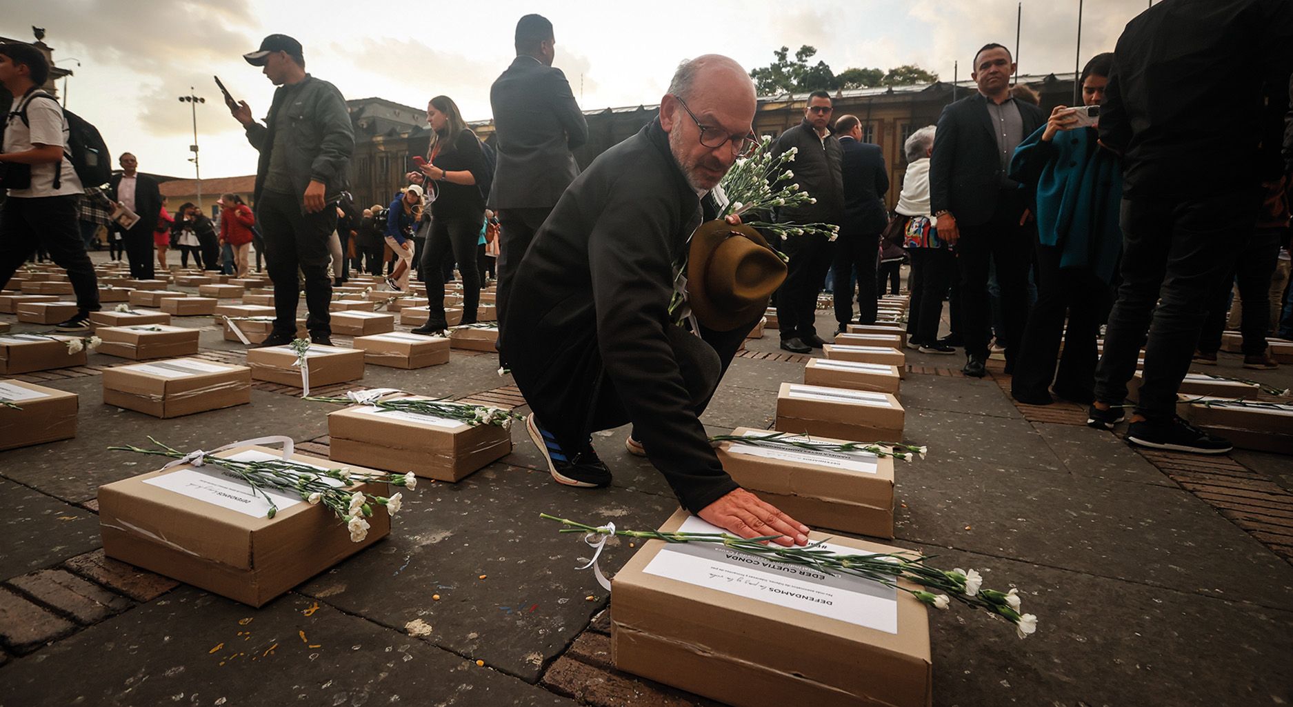 Braune Kästen auf einem Platz in Bogota zum Protest gegen die Ermordung sozialer Aktivist*innen