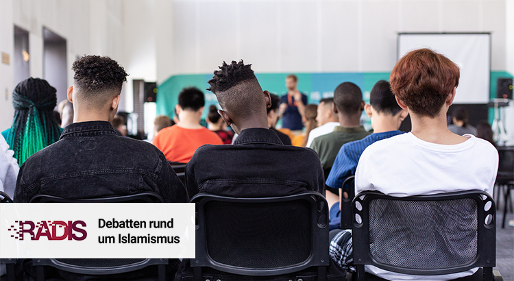 Menschen, die auf Stühlen sitzen