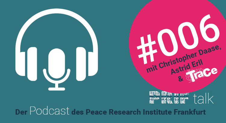 Ein Podcast-Mikrofon und ein Kopfhörer werden abgebildet, untertitelt mit dem Namen das Podcast "PRIF talk". Zusätzlich wird die Episode "#006 mit Christopher Daase, Astrid Erll & TraCe" angezeigt. Ein Podcast-Mikrofon und ein Kopfhörer werden abgebildet, untertitelt mit dem Namen das Podcast "PRIF talk". Zusätzlich wird die Episode "#006 mit Christopher Daase, Astrid Erll & TraCe" angezeigt.