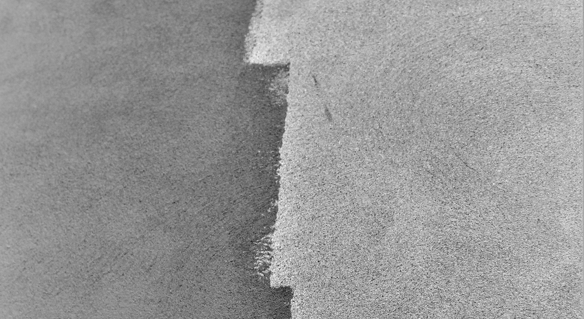 schwarz-weiße Textur mit Linie in der Mitte