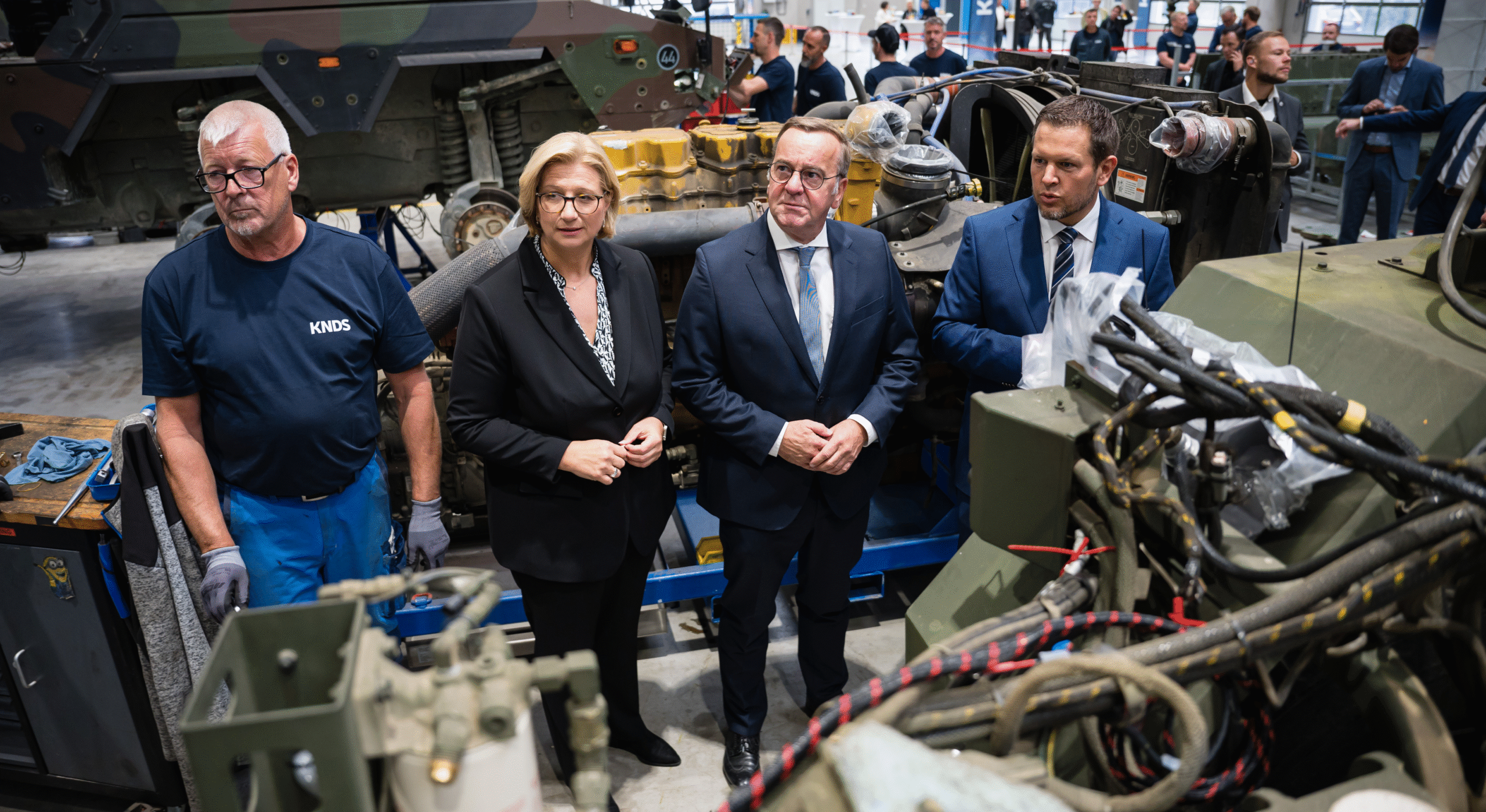 <a href="https://www.flickr.com/photos/saarland_de/54001957045/in/photolist-2ocjBju-2ocfDvK-2ocigHK-2ocgJdP-2oeRzaB-2rWNBZc-2rcVMVV-2q8Dr9w-2pJ71Kh-2q8yQk2-2q8EFFh-2pJdTv6-2pJcBU1-2qgV8dM-2rcQc8c-2qgV8aW-2qgV8cu-2qgV8c4-2qgXd7N-2qgXCnh-2qgXd6F-2qgRn3z-2qgY9qe-2qgRn4r-2qgRn4G-2qgY9qE-2qgXd9w-2qgRn5o-2qgWmAP-2qgY9rg-2qgVZyX-2qgY9qV-2qgXCpG-2qgV8av-2qgWmAD-2qgXhh3-2qgVZAq-2qgWLCN-2qgQvte-2qgVZzd-2qgXd9r-2qgV8dw-2pLkXtp-2rF5KLu-2rEZfdv-2rEZf5E-2rF5KLj-2rEZfdf-2rF5WvS-2rF6dQ6/">Verteidigungsminister Boris Pistorius zu Besuch im Saarland, 17.09.2024. </a> | Foto: <a href="https://www.flickr.com/photos/saarland_de/"> Staatskanzlei Saarland / Dietze via flickr </a> |<a href="https://creativecommons.org/licenses/by-nc-nd/2.0/deed.de">CC BY-NC-ND 2.0</a>