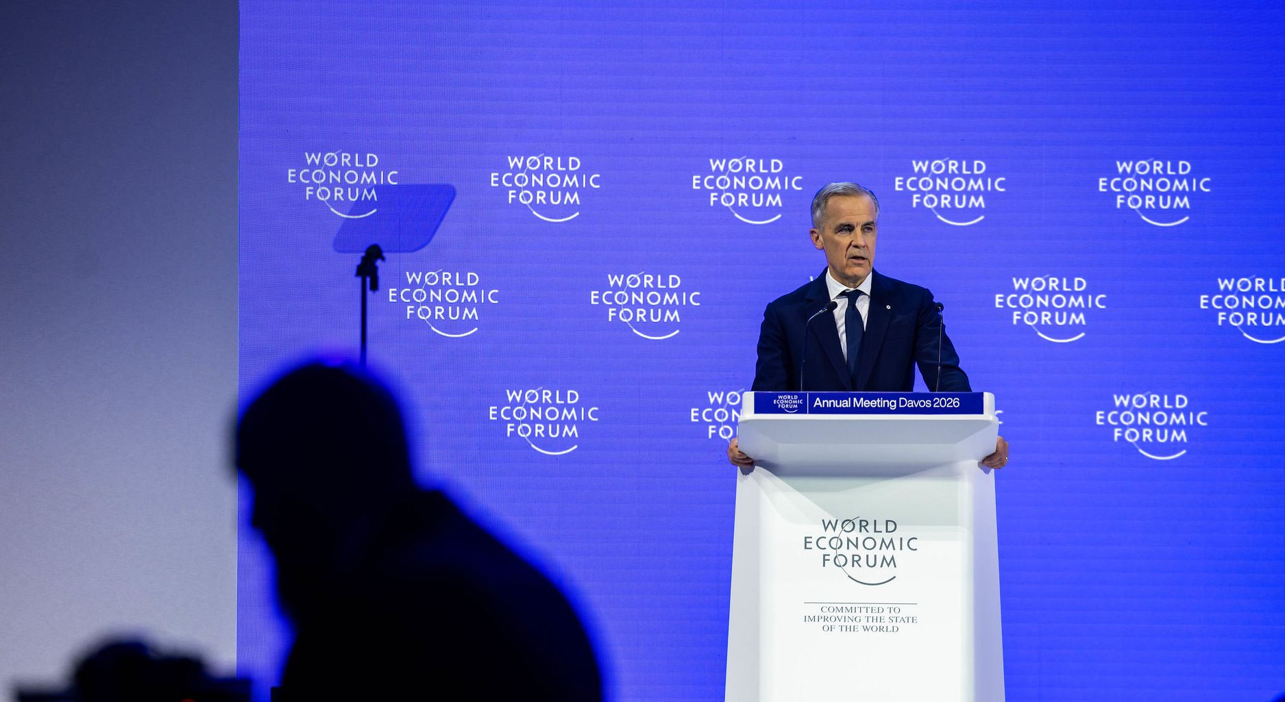 Mark Carney am Rednerpult vor einer blauen Wand mit der Aufschrift World Economic Forum, davor sind Silhouetten des Publikums zu sehen.