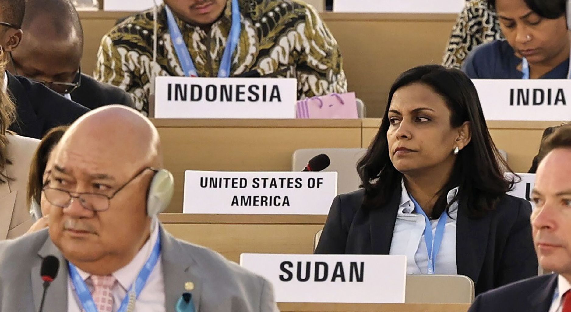 Ausschnitt aus den Reihen der Delegierten während der WHO General Assembly 2025. Der Platz der USA zwischen Sudan und Indonesien ist leer.