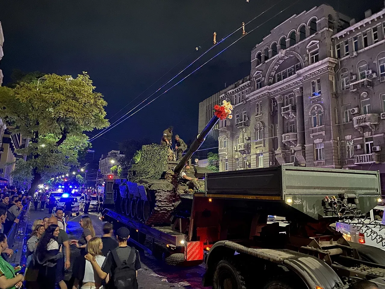Prigozhin's "mutiny" in Rostov on 24. June, 2023. A tank with flowers in its gun barrel.