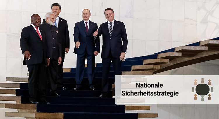Treffen der BRICS Staaten 2019, zu sehen sind Zuma, Modi, Xi, Putin und Bolsonaro auf einer Treppe.