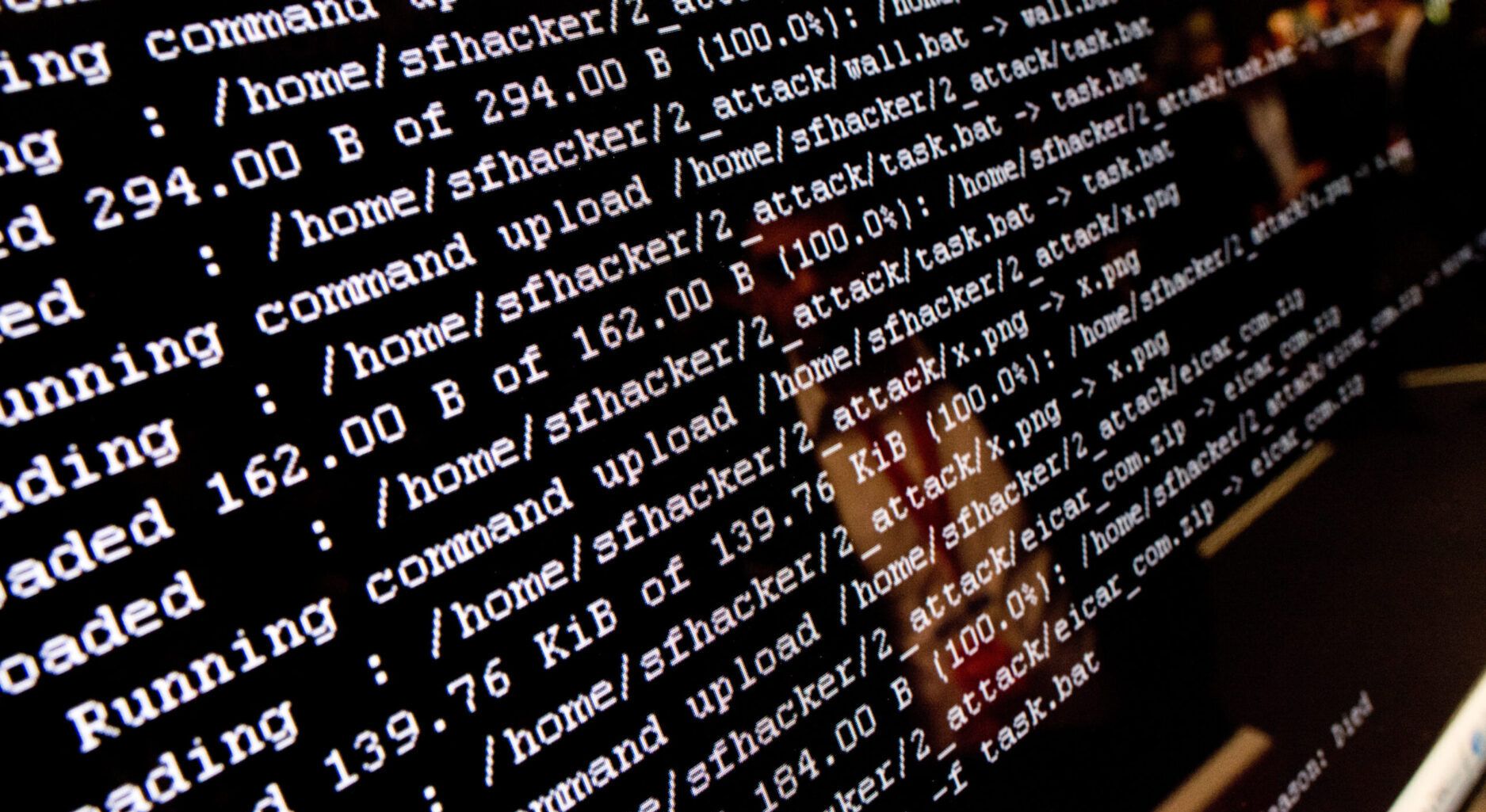 Foto eines Monitors mit Befehlscodes