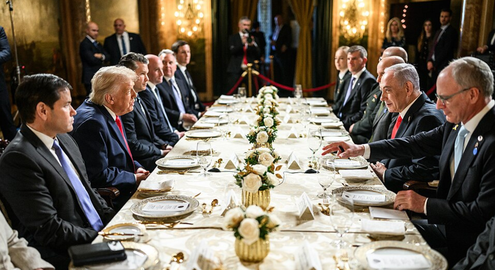 US-President Trump and Israel's Prime Minister Netanyahu are sitting at a dining table with several other political representatives