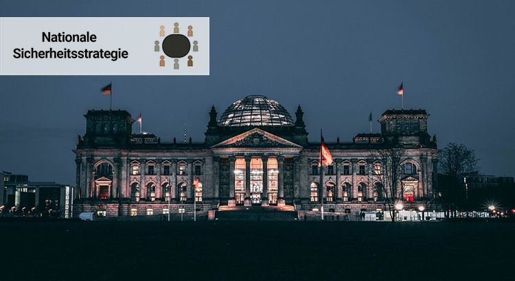 Ein Foto des Deutschen Bundestages bei Nacht