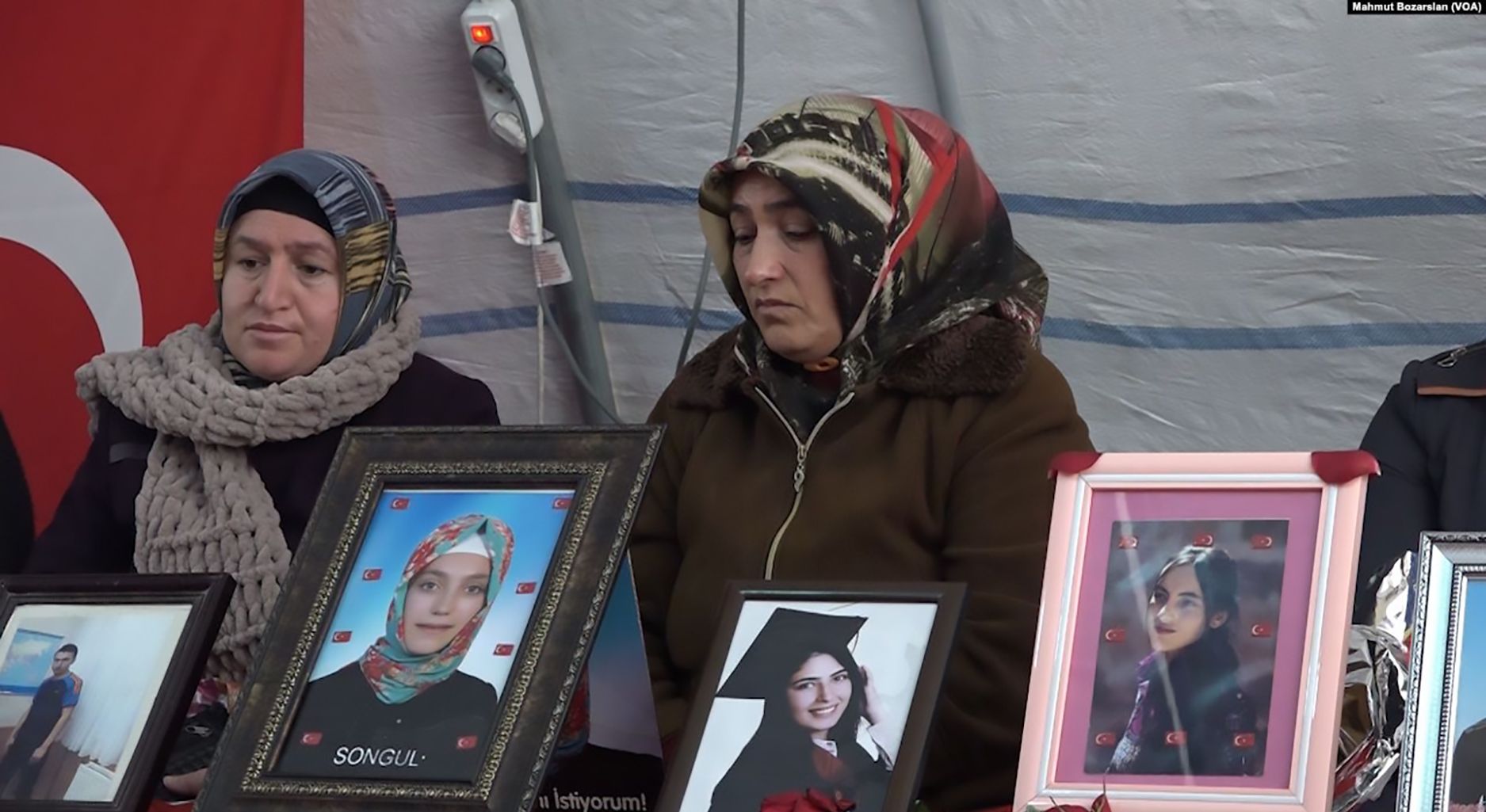 Sit-in of mothers from Diyarbakir against PKK, in front of HDP building