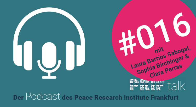 Ein Podcast-Mikrofon und ein Kopfhörer werden abgebildet, untertitelt mit dem Namen das Podcast "PRIF talk". Zusätzlich wird die Episode "#016 mit Laura Barrios Sabogal, Sophia Birchinger & Clara Perras" angezeigt.