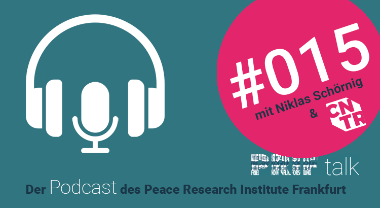 Ein Podcast-Mikrofon und ein Kopfhörer werden abgebildet, untertitelt mit dem Namen das Podcast "PRIF talk". Zusätzlich wird die Episode "#015 mit Niklas Schörnig & CNTR" angezeigt.