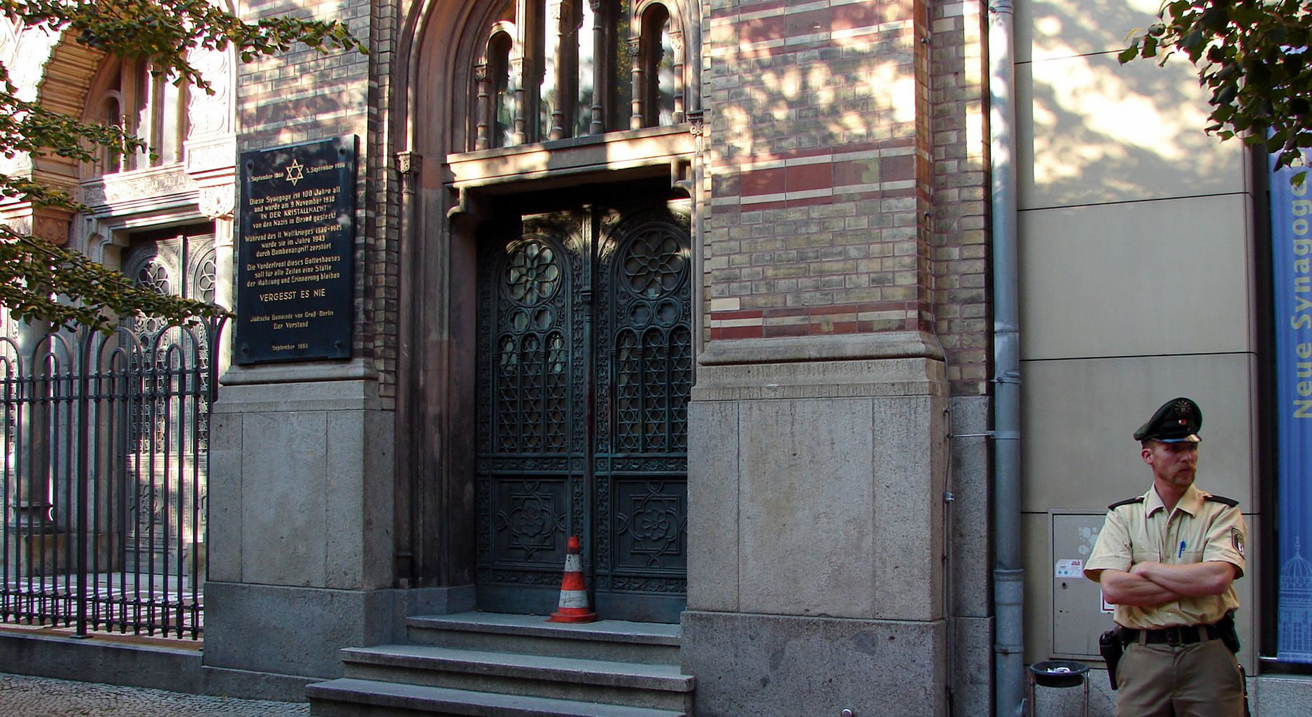 Polizist steht vor Synagoge