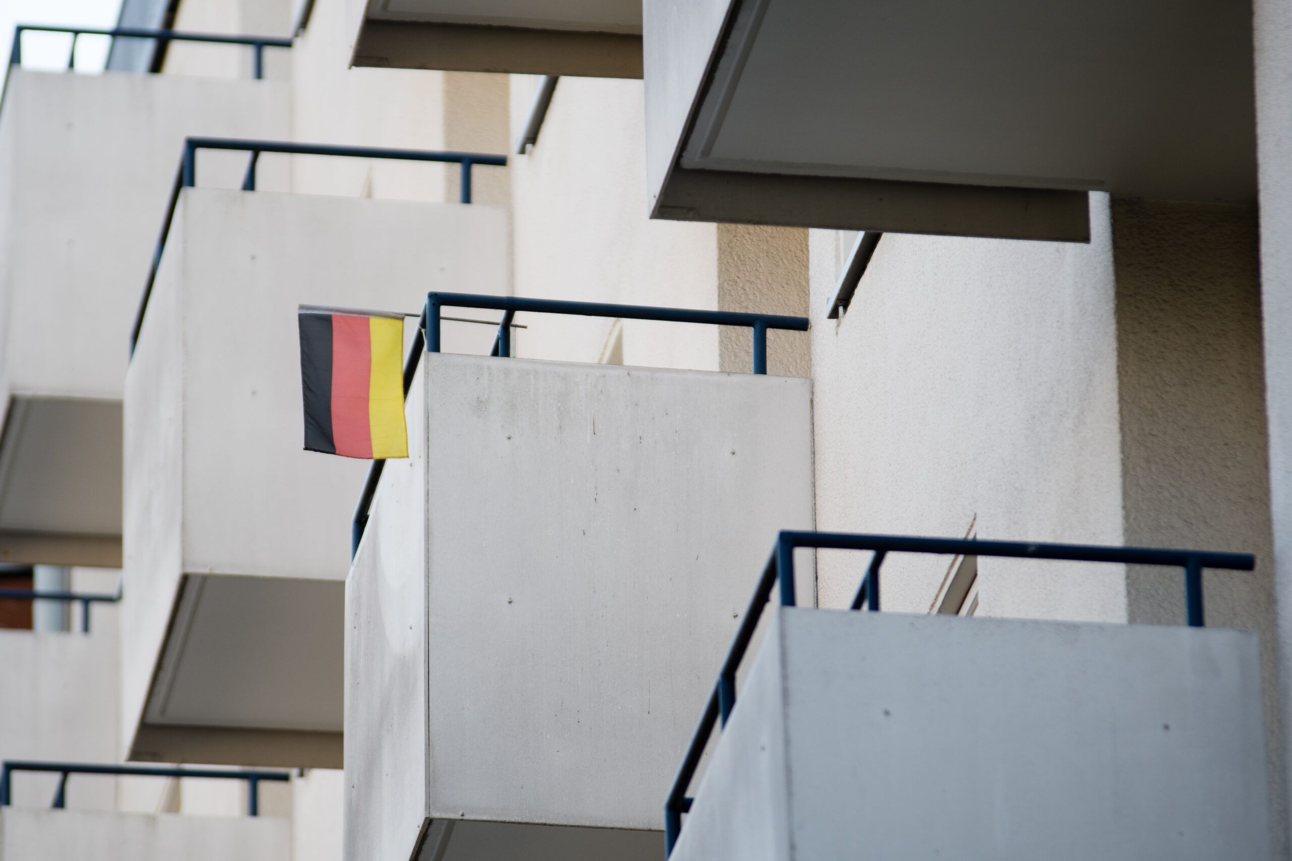 Düsterer Blick auf kleine Balkone mit deutschen Flaggen