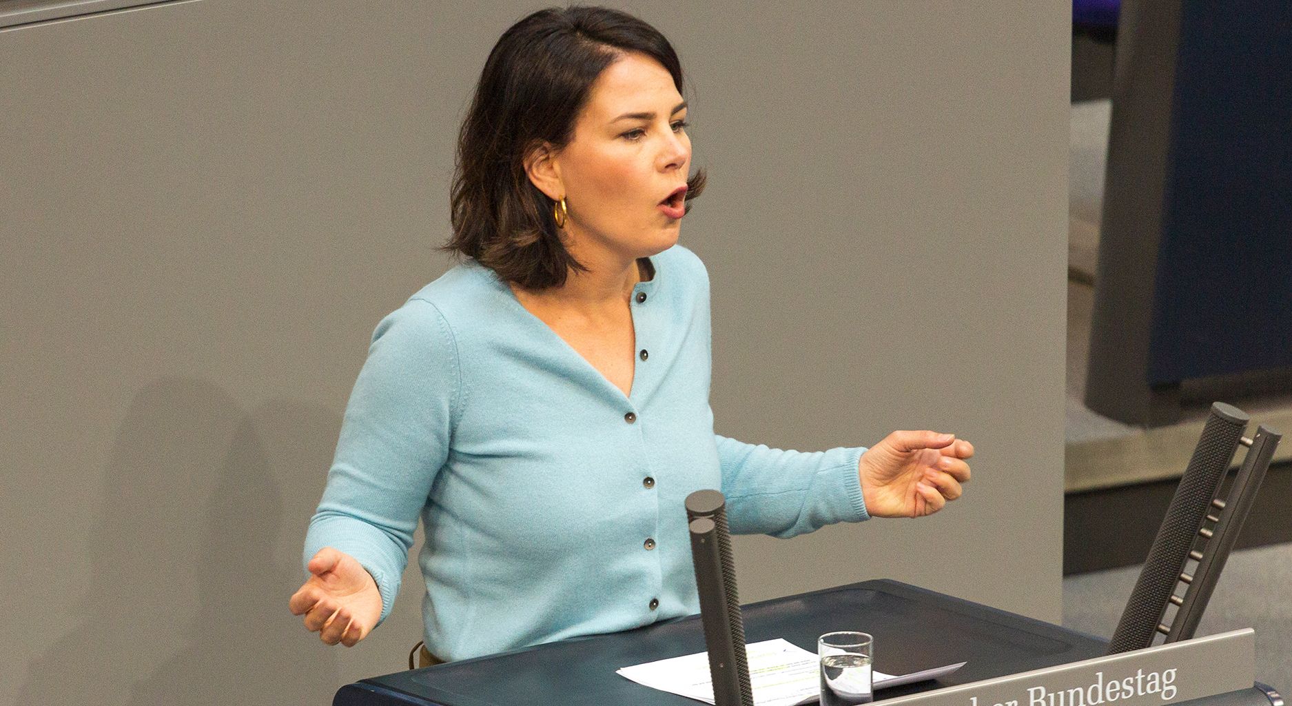 Annalena Baerbock am Rednerpult im Bundestag.