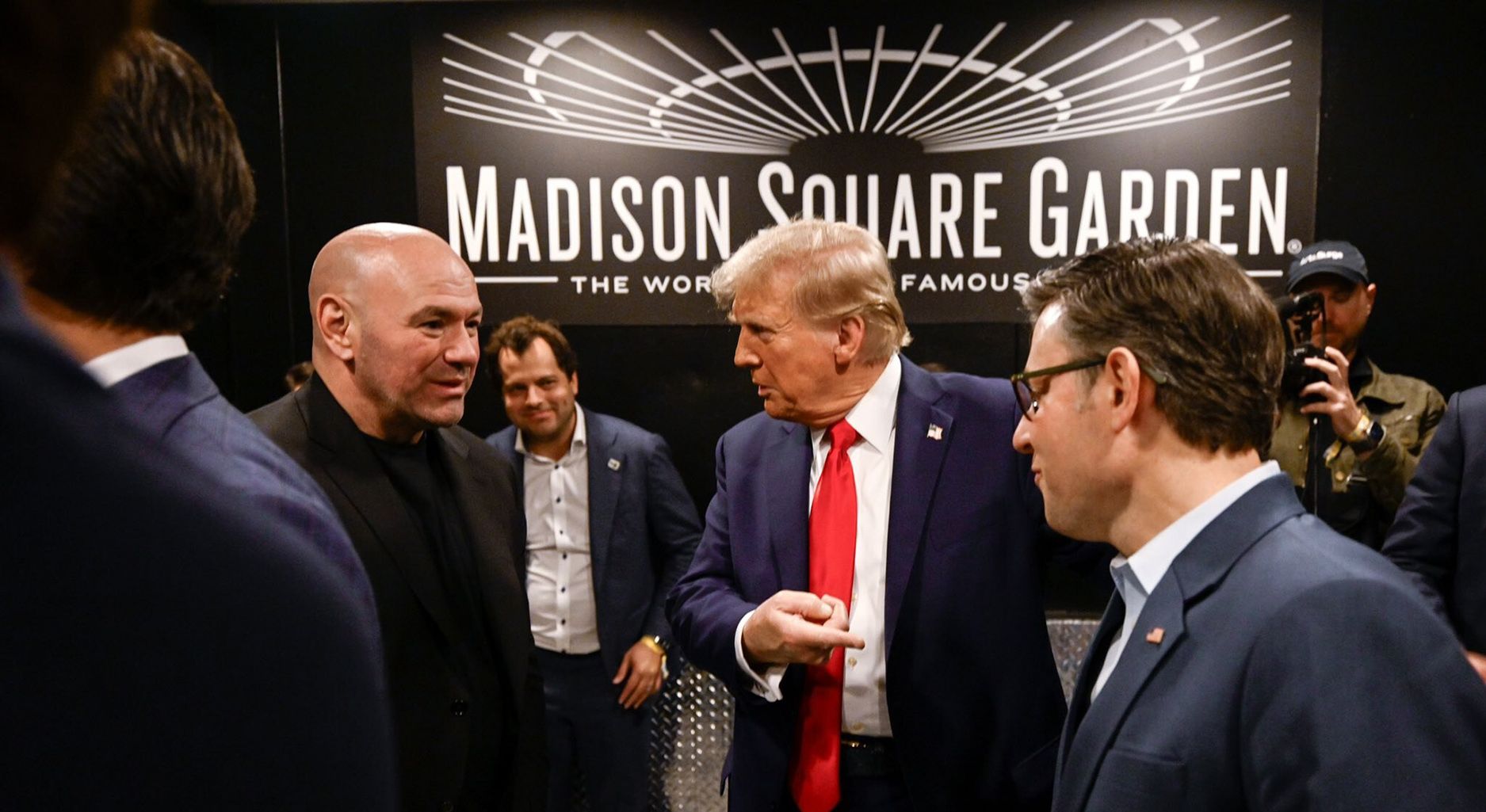 Donald Trump, Dana White und Mike Johnson bei der UFC