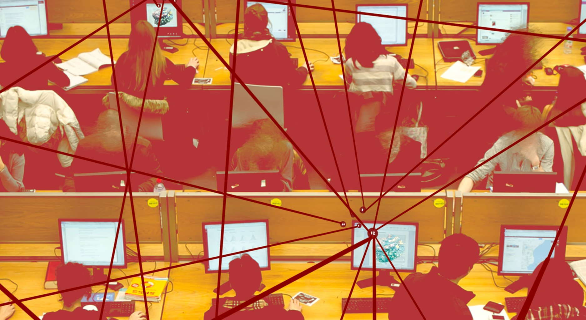 Ein Computerraum mit drei Reihen von je vier Schreibtischen, an denen Studenten an Computern arbeiten. Das Computerlabor wird von roten Linien überlagert, die Knotenpunkte miteinander verbinden und den Kommunikationsfluss, den Datenaustausch und die miteinander verbundenen Netzwerke symbolisieren.