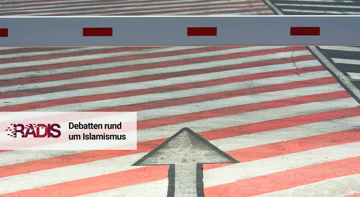 Markierung eines Pfeils auf Boden