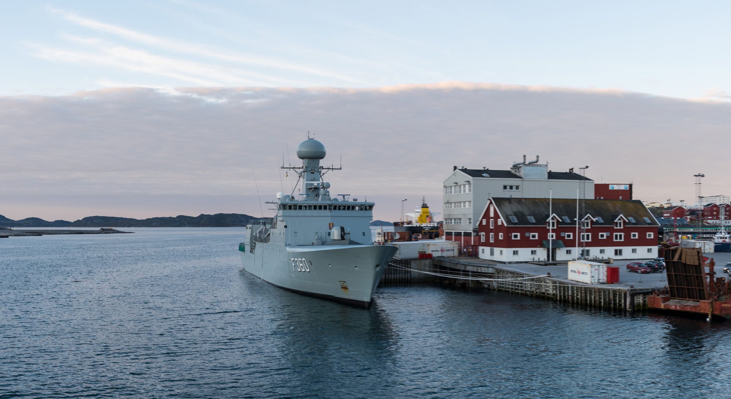 Panorama-Blick auf den Hafen Nuuk. Zu sehen ist das dänische Militärschiff F360 IMO im September 2017.