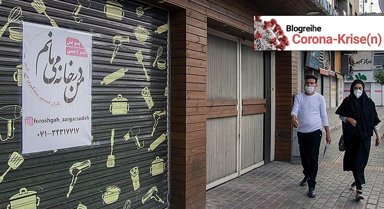 Foto eines geschlossenen Ladens im Iran. Auf einem Schild an der Tür steht: "Ich bleibe zuhause".