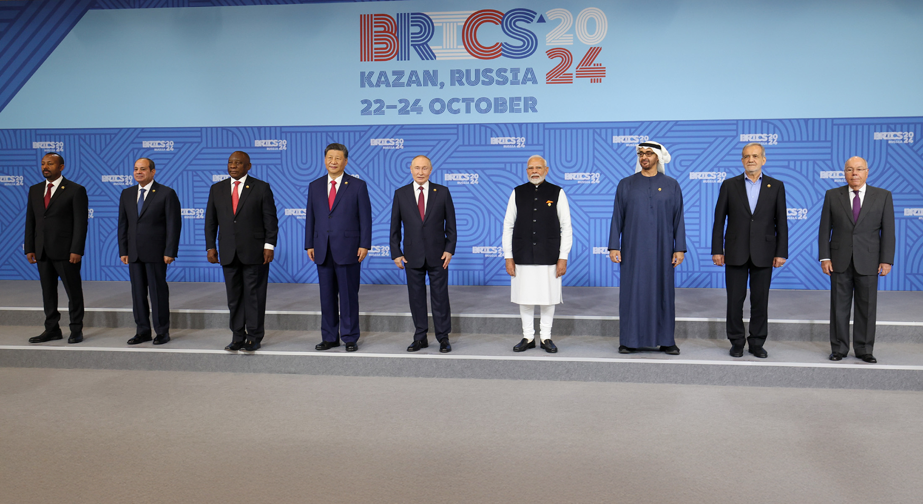 The heads of state stand in line next to each other at the Summit 2024 in Kazan.