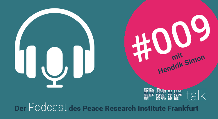 Ein Podcast-Mikrofon und ein Kopfhörer werden abgebildet, untertitelt mit dem Namen das Podcast "PRIF talk". Zusätzlich wird die Episode "#009 mit Hendrik Simon" angezeigt. Ein Podcast-Mikrofon und ein Kopfhörer werden abgebildet, untertitelt mit dem Namen das Podcast "PRIF talk". Zusätzlich wird die Episode "#009 mit Hendrik Simon" angezeigt.