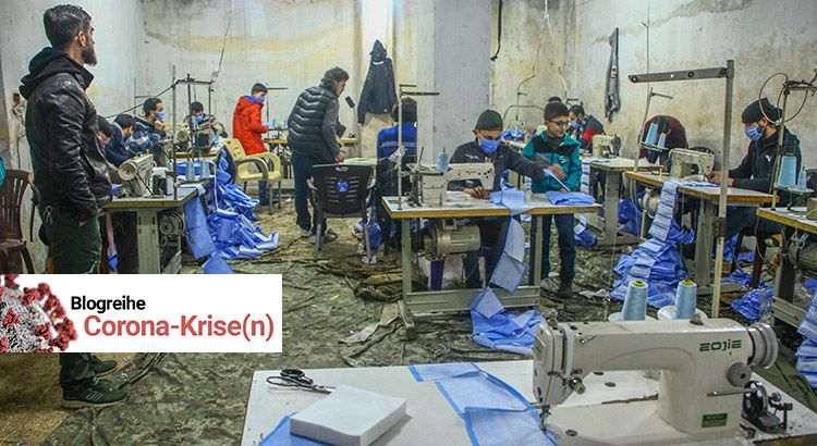 Weil es in der Region keine Gesichtsmasken gibt, wurde begonnen welche in einer Kleiderfabrik herzustellen. Das Foto zeigt mehrere Arbeiter beim Nähen der Masken.