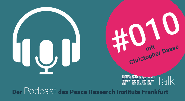 Ein Podcast-Mikrofon und ein Kopfhörer werden abgebildet, untertitelt mit dem Namen das Podcast "PRIF talk". Zusätzlich wird die Episode "#010 mit Christopher Daase" angezeigt. Ein Podcast-Mikrofon und ein Kopfhörer werden abgebildet, untertitelt mit dem Namen das Podcast "PRIF talk". Zusätzlich wird die Episode "#010 mit Christopher Daase" angezeigt.