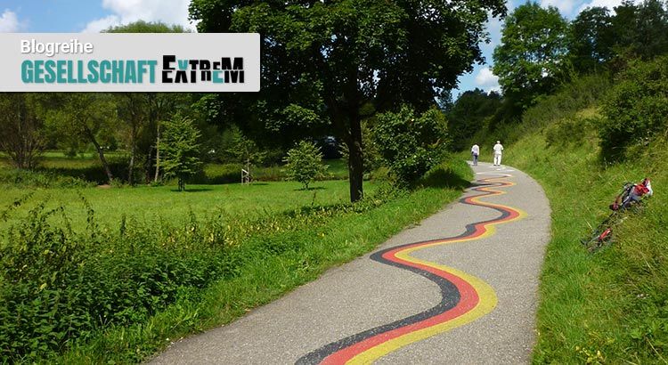 Radweg in Schwarz-Rot-Gold bei Wasserstetten