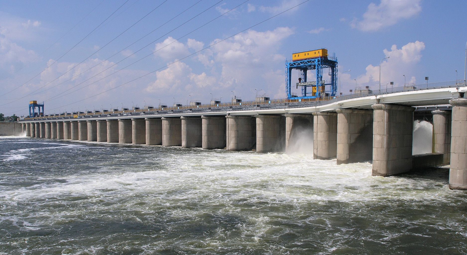 <a href="https://commons.wikimedia.org/wiki/File:Kakhovka_HES.jpg">Der Kachovka-Staudamm am Fluss Dnepr wurde am 6. Juni 2023 zerstört.</a> | Foto: <a href="https://ru.wikipedia.org/wiki/%D0%A3%D1%87%D0%B0%D1%81%D1%82%D0%BD%D0%B8%D0%BA:GennadyL">
Липунов Дмитрий via wikimedia commons </a> | Public Domain