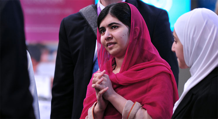 Friedensnobelpreisträgerin Malala Yousafzai mit Kopftuch