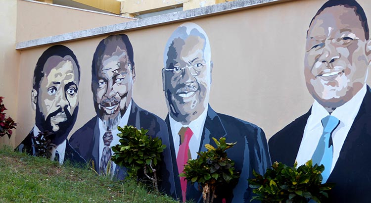 Die Mauer des Zentralkrankenhauses in Maputo zieren Portraits der vier Präsidenten Mosambiks seit 1975, allesamt Mitglieder der FRELIMO: Samora Machel, Joaquim Chissano, Armando Guebuza und Filipe Nyusi (v.l.n.r.).