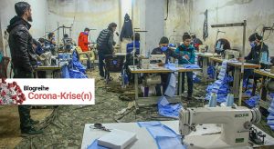 Weil es in der Region keine Gesichtsmasken gibt, wurde begonnen welche in einer Kleiderfabrik herzustellen. Das Foto zeigt mehrere Arbeiter beim Nähen der Masken.