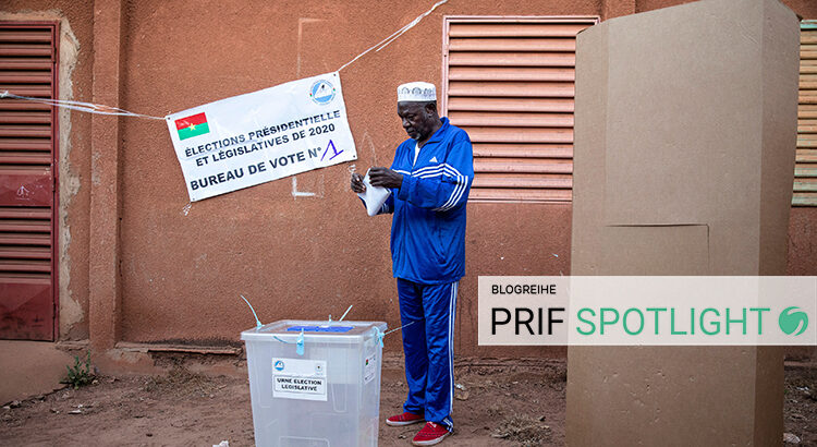 Mann bei der Stimmabgabe in Ouagadougou am 22. November 2020