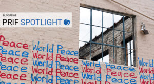 Altes Fabrikgebäude mit Graffiti "World Peace"