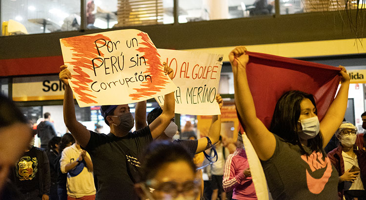 Protesters in Miraflores demonstrate “For a Peru without corruption” on November 14, 2020. Peru’s crisis ahead of the April 11 parliamentary elections is multifaceted. | Photo: Flickr, Samantha Hare. | CC BY 2.0