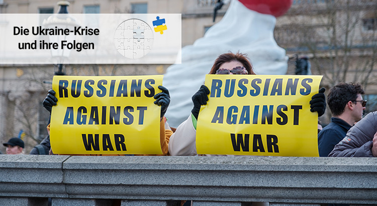 People holding signs saying "Russians Against War"