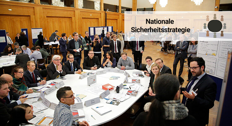 Das Bild zeigt eine Bürgerwerkstatt Außenpolitik mit damals Bundesaußenminister Frank-Walter Steinmeier, SPD, im Auswärtigen Amt. Zu sehen ist ein runder Tisch mit Steinmeier und beteiligten Bürger:innen.