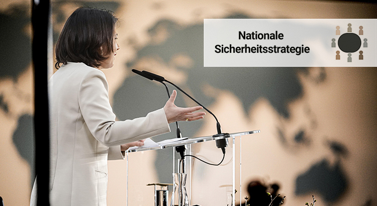 Bundesaussenministerin Annalena Baerbock im Portrait bei ihrer Rede mit Weltkarte im Hintergrund bei der Veranstaltung Auf dem Weg zu einer Nationalen Sicherheitsstrategie im Auswaertigen Amt in Berlin