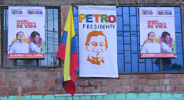 Haus mit kolumbianischer Flagge und mehreren Plakaten von Gustavo Petro und Francia Márquez mit den Aufschriften "Petro Presidente" und "Nariño es potencia de vida"