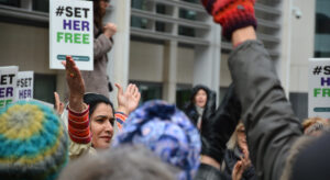 Demo zum Internationalen Frauentag in London mit Schildern mit der Aufschrift "#SetHerFree"
