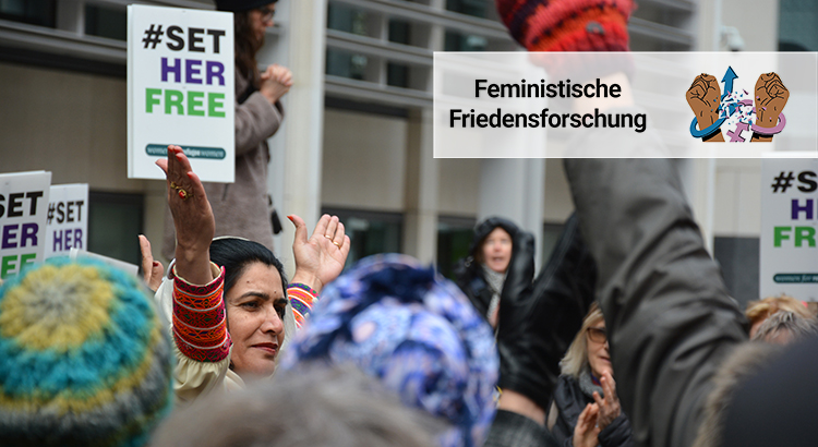 Demo zum Internationalen Frauentag in London mit Schildern mit der Aufschrift "#SetHerFree"