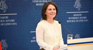 Annalena Baerbock am Redepult im Litauischen Außenministerium (22.04.2022)